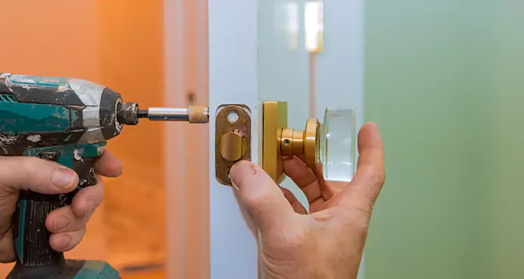 Broken Door Knob Fix in Florida Ridge, FL